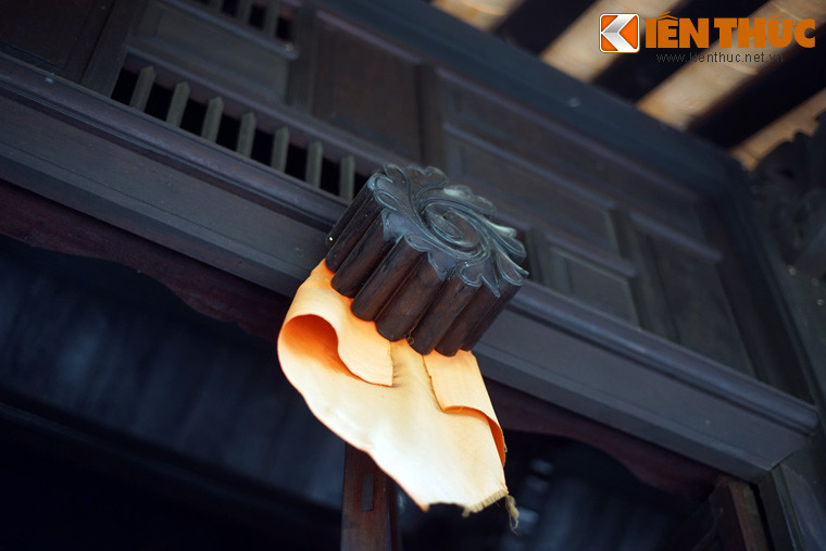 Giá đỡ mái vỏ cua được chạm trỗ hình hoa cúc cách điệu, mang ý nghĩa vĩnh cửu.