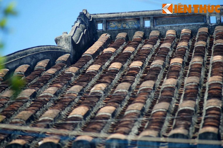 Mái nhà lợp ngói âm dương - loại vật liệu điển hình của phố cổ Hội An.