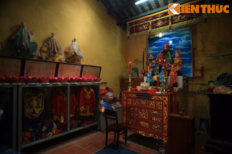 Cạnh chính điện còn có miếu thờ đức Quan Thánh.