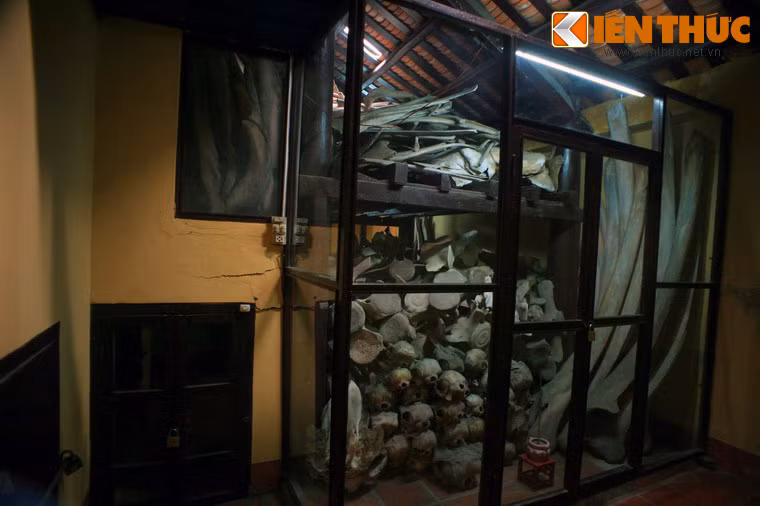 Dinh có một phòng lưu trữ, bảo tồn chừng 600 bộ hài cốt của các "Ông", "Bà" và "Cậu", là những loài cá lớn như cá voi, cá heo…, được coi như những hải thần phò trợ, cứu mạng người đi biển theo quan niệm của ngư dân.