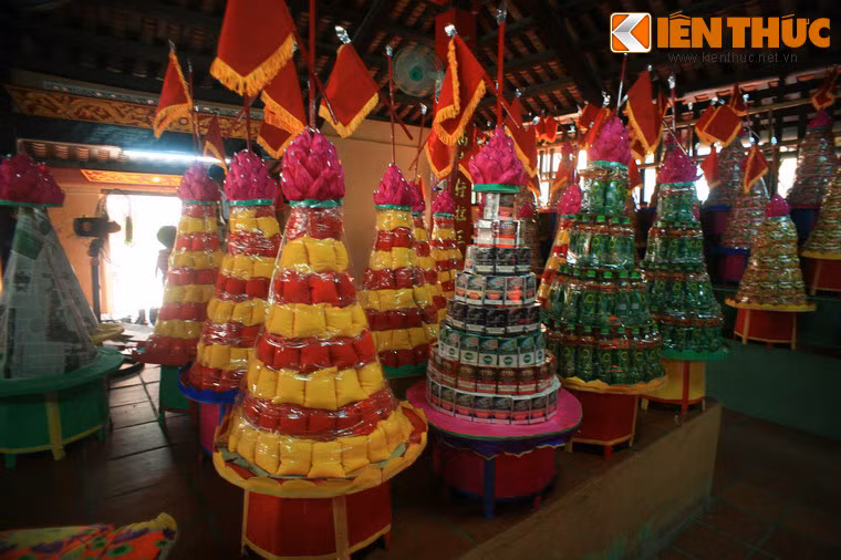 Hàng năm, dinh Vạn Thuỷ Tú có 5 kỳ tế lễ vào các ngày Âm lịch: 20/2 (Tế Xuân); 20/4 (Cầu ngư); 20/6 (Chính mùa); 20/7 (Chèo dọc) và 23/8 (Mãn mùa, cúng giỗ Ông). Mời quý độc giả xem video: Đi tìm Tết Việt. Nguồn: VTC14.