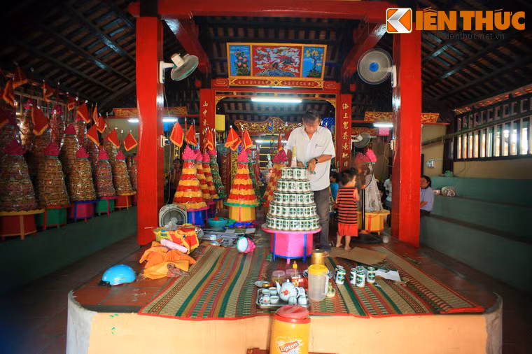 Dinh có quy mô không lớn, kiến trúc có nét gì đặc biệt so với các đình làng khác trong khu vực, nhưng cách bài trí bên trong có nhiều điểm được coi là độc đáo.