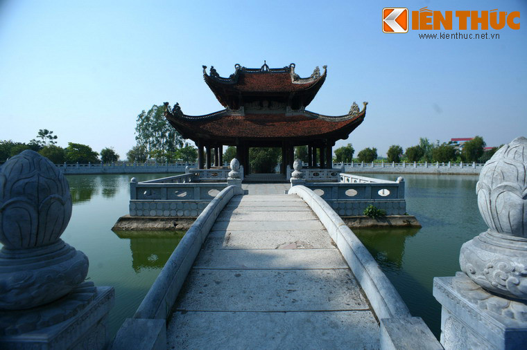 Thủy đình là một tòa nhà rộng 5 gian có kiến trúc chồng diêm 8 mái, 8 đao cong nằm giữa hồ, nối với bờ bằng một chiếc cầu đá. Công trình này từng được Ngân hàng Đông Dương thời Pháp thuộc chọn làm hình ảnh in trên tờ giấy bạc "năm đồng vàng" và cũng là hình in trên đồng tiền xu 1.000 đồng gần đây.