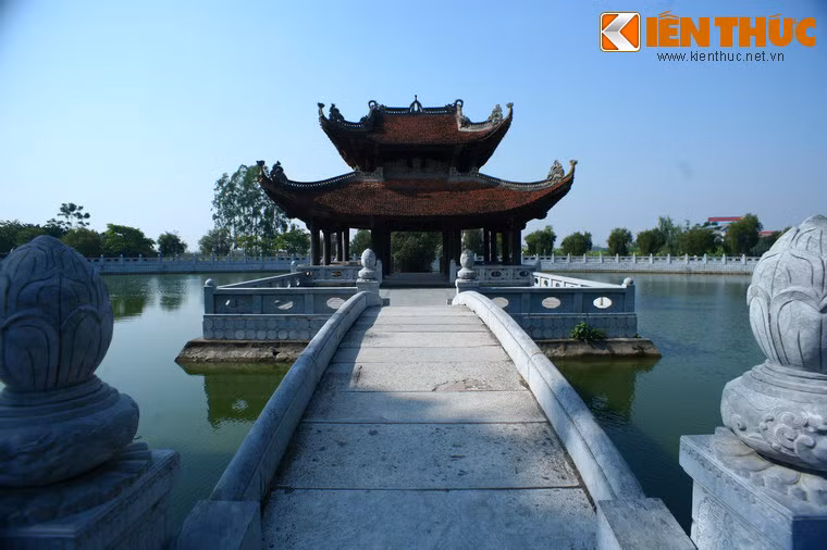 Thủy đình là một tòa nhà rộng 5 gian có kiến trúc chồng diêm 8 mái, 8 đao cong nằm giữa hồ, nối với bờ bằng một chiếc cầu đá. Công trình này từng được Ngân hàng Đông Dương thời Pháp thuộc chọn làm hình ảnh in trên tờ giấy bạc "năm đồng vàng" và cũng là hình in trên đồng tiền xu 1.000 đồng gần đây.