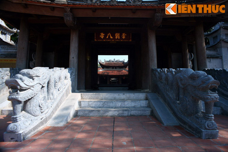 Nhìn chung, kiến trúc của đền có sự kế thừa phong cách cung đình và phong cách dân gian trong một tổng thể hài hoà, bề thế vững chắc nhưng không cứng nhắc trong khung cảnh thiên nhiên. Mời quý độc giả xem video: Đi tìm Tết Việt. Nguồn: VTC14.