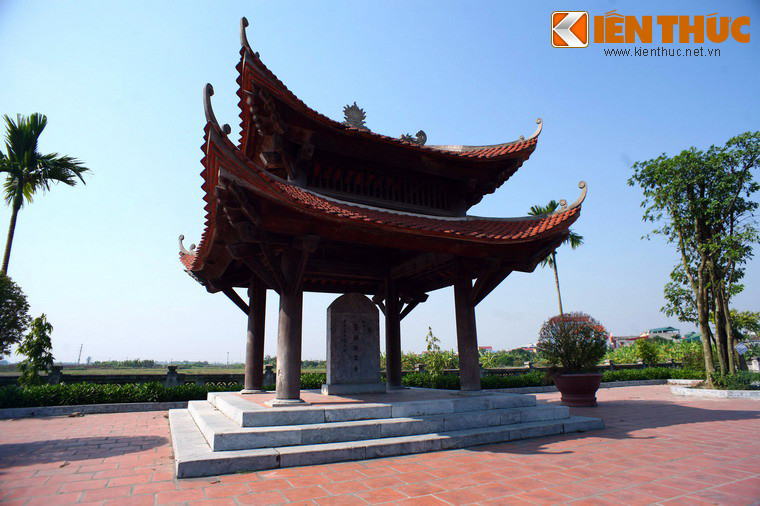 Phía Đông đền Đô có nhà bia, nơi đặt "Cổ Pháp Điện Tạo Bi" (bia đền Cổ Pháp). Bia được khắc dựng năm Giáp Thìn (1605), do tiến sĩ Phùng Khắc Khoan biên soạn, ghi lại sự kiện nhà Lê xây dựng lại đền và ghi công đức của các vị vua triều Lý.