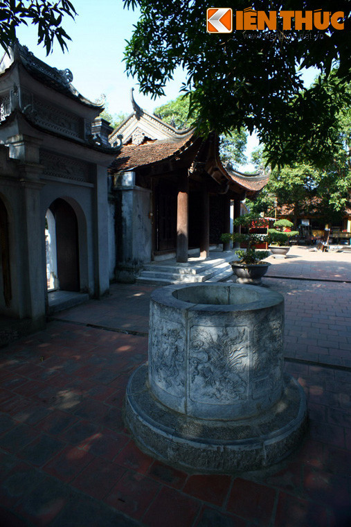 Gần Ngũ Long Môn còn có giếng Ngọc, tuổi đời đã gần 8 thế kỷ. Các nhà khảo cổ đã tìm thấy trong giếng bộ đồ thờ cổ của đền Đô thời xưa, gồm bộ đỉnh, đôi hạc, đôi rùa đều làm bằng đồng, trên có khắc chữ "Cổ Pháp điện".