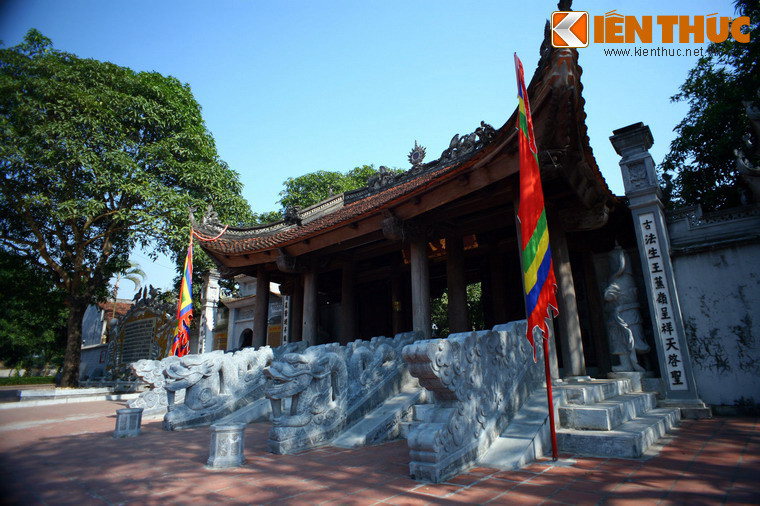 Cổng vào khu đền nội gọi là Ngũ Long Môn, với năm bức chạm khắc rồng bằng đá rất công phu.