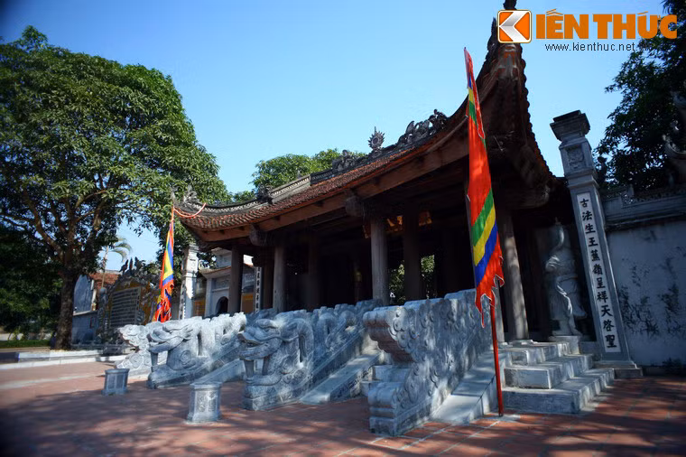 Cổng vào khu đền nội gọi là Ngũ Long Môn, với năm bức chạm khắc rồng bằng đá rất công phu.