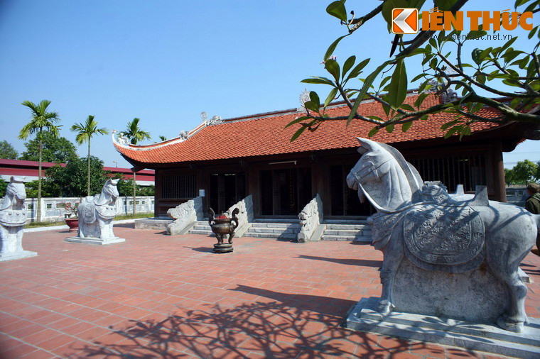 Nằm đối xứng nhau ở hai bên chính điện là nhà văn chỉ và nhà võ chỉ, có kiến trúc tương tự nhau, gồm 3 gian chồng diêm với hàng tượng ngựa đá trước sân. Nhà văn chỉ thờ Tô Hiến Thành và Lý Đạo Thành, những quan văn đã có công lớn giúp nhà Lý. Nhà võ thờ các tướng Lê Phụng Hiểu, Lý Thường Kiệt, Đào Cam Mộc.