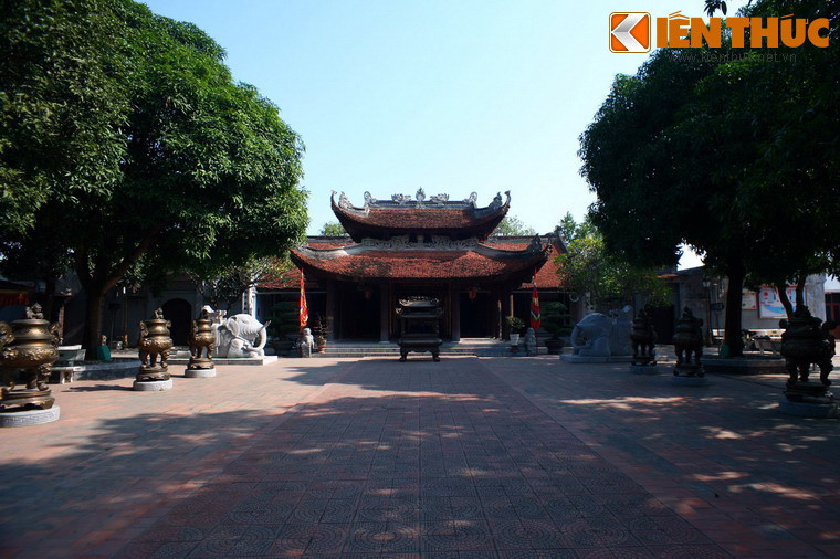 Khu vực nội thành có kiến trúc theo kiểu "nội công ngoại quốc", trung tâm là chính điện. Chính điện gồm Phương đình 8 mái 3 gian rộng đến 70 m² ở phía trước, kế tiếp là nhà Tiền tế 7 gian, rộng 220 m². Tại đây có điện thờ vua Lý Thái Tổ.