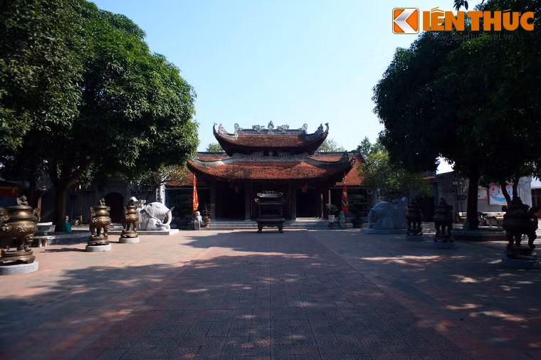 Khu vực nội thành có kiến trúc theo kiểu "nội công ngoại quốc", trung tâm là chính điện. Chính điện gồm Phương đình 8 mái 3 gian rộng đến 70 m² ở phía trước, kế tiếp là nhà Tiền tế 7 gian, rộng 220 m². Tại đây có điện thờ vua Lý Thái Tổ.