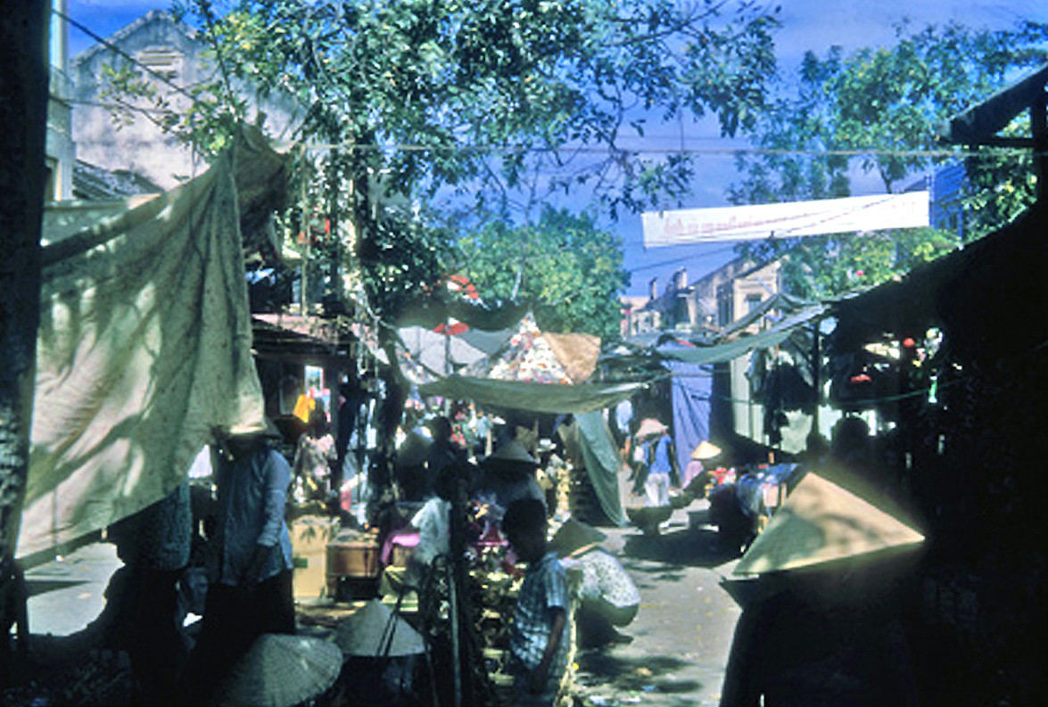 Nắng ấm của tiết xuân bao trùm lên khu chợ. Ảnh: Vietnam Center and Archive.