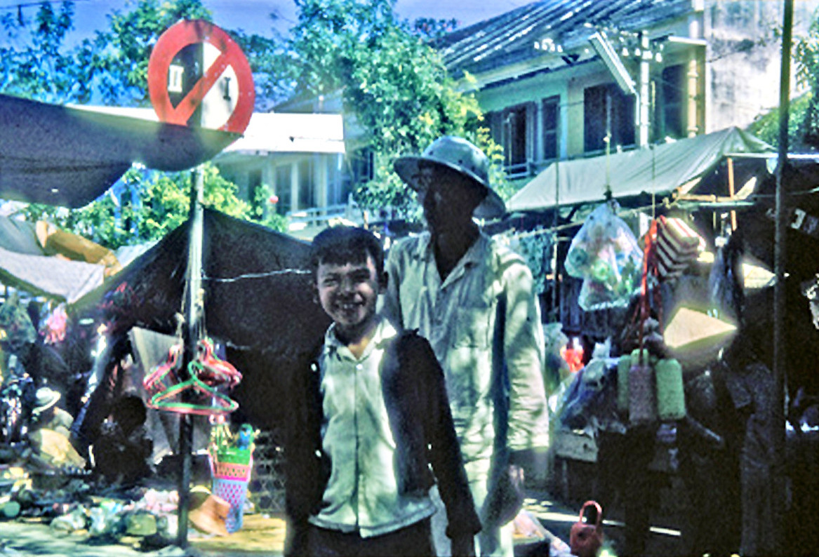 Cậu bé cười tươi trước ống kính máy ảnh. Ảnh: Vietnam Center and Archive.