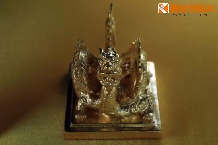 Bảo ấn này có núm hình rồng cuốn, được đúc bằng vàng ròng. Mặt ấn đúc nổi 4 chữ triện "Sắc Mệnh Chi Bảo".