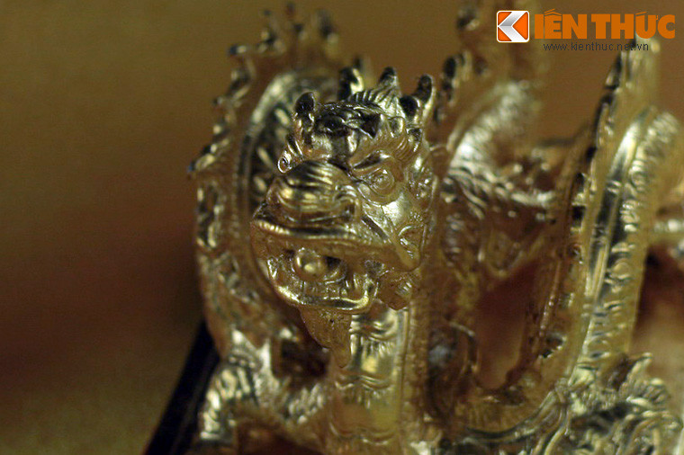 Lưng ấn khắc 2 dòng chữ Hán: "Thập tuế hoàng kim, trọng nhị bách nhị thập tam lượng lục tiền" (Vàng 10 tuổi, nặng 223 lạng 6 tiền - khoảng 8,3kg) và "Minh Mệnh bát niên thập nguyệt cát nhật tạo" (Đúc vào ngày lành tháng 10 năm Minh Mệnh 8, 1827).