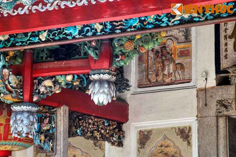 Mặt trước nhà được lắp dựng bằng nhiều mảng đá lớn có chạm trổ các đồ án trang trí như: cá chép hóa rồng, hồ điệp, tứ linh...