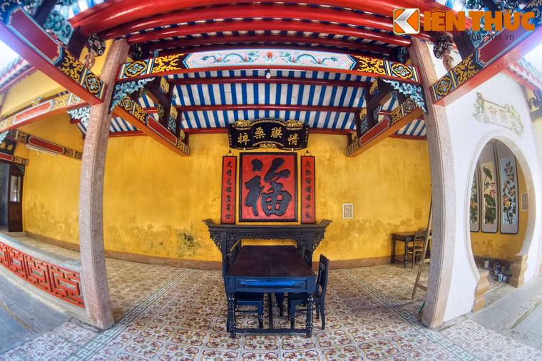 Hai bên sân trời, nối liền giữa nhà tiền điện với chính điện là nơi tiếp khách, chuẩn bị các phẩm vật để hiến cúng trong các dịp đại lễ của hội quán.