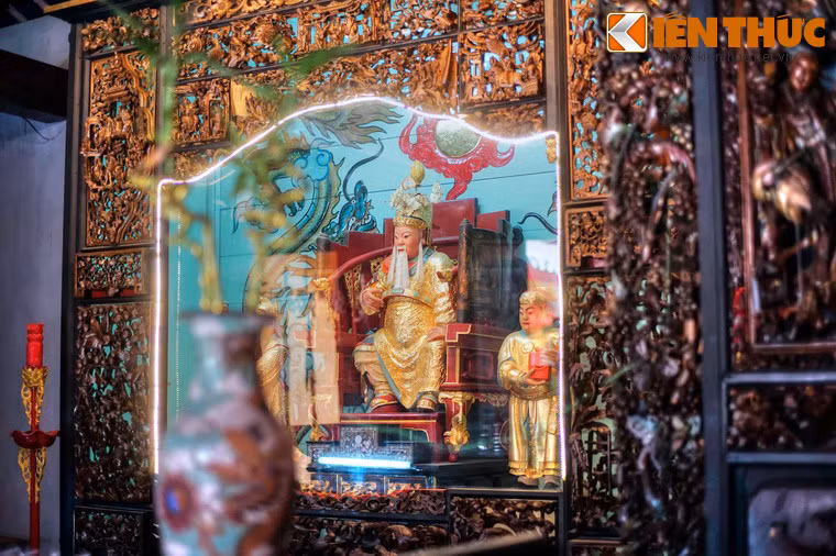 Gian giữa chính điện có khám thờ được chạm trổ công phu, lộng lẫy.