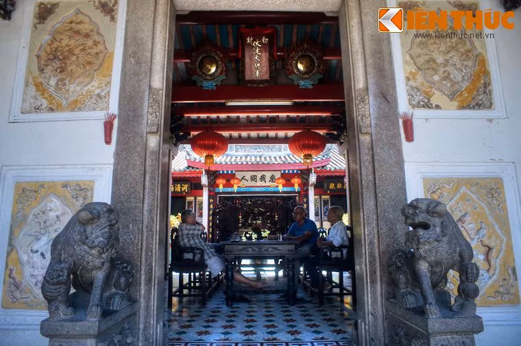 Tổng thể hội quán Triều Châu được xây dựng theo lối kiến trúc nội công ngọai quốc. Hai khu nhà chính của hội quán là tiền điện ở phía trước và chính điện phía sau.