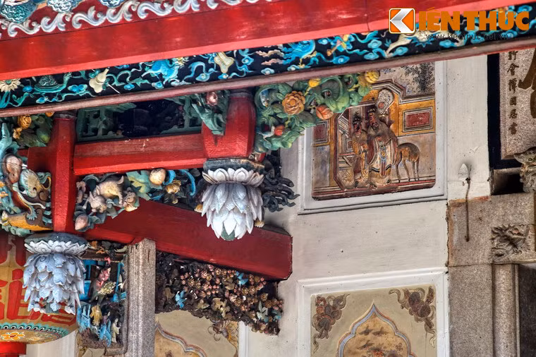 Mặt trước nhà được lắp dựng bằng nhiều mảng đá lớn có chạm trổ các đồ án trang trí như: cá chép hóa rồng, hồ điệp, tứ linh...