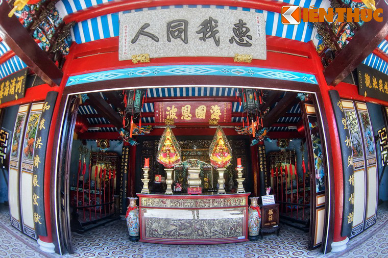 Chính điện rộng lớn gồm ba gian, kết cấu chủ yếu là các cột gỗ to và các vì chồng rường giả thủ đặc trưng.