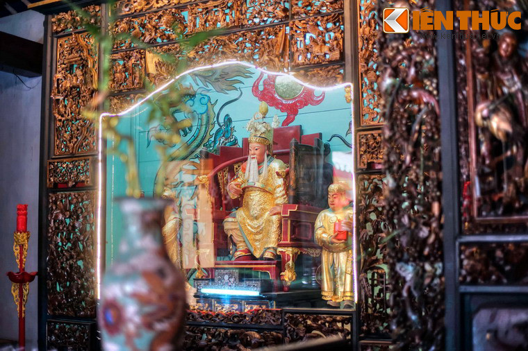 Gian giữa chính điện có khám thờ được chạm trổ công phu, lộng lẫy.