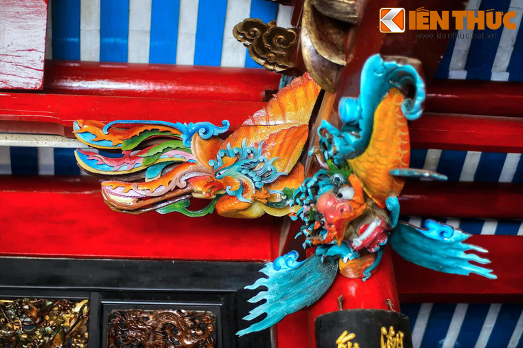 Giá trị nghệ thuật của hội quán nằm ở các họa tiết trang trí bằng gỗ theo truyền thuyết dân gian và những tác phẩm đắp nổi bằng sành sứ tuyệt đẹp.