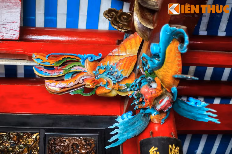 Giá trị nghệ thuật của hội quán nằm ở các họa tiết trang trí bằng gỗ theo truyền thuyết dân gian và những tác phẩm đắp nổi bằng sành sứ tuyệt đẹp.