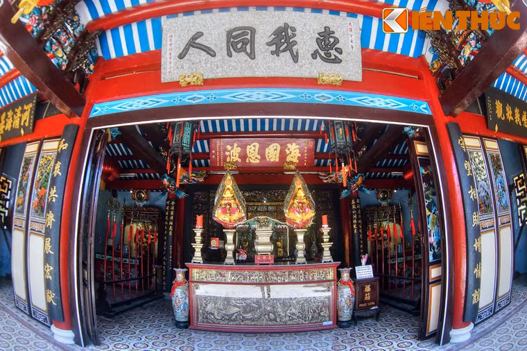 Chính điện rộng lớn gồm ba gian, kết cấu chủ yếu là các cột gỗ to và các vì chồng rường giả thủ đặc trưng.