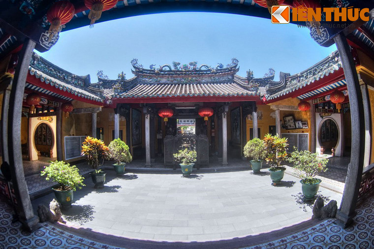 Giữa tiền điện và chính điện khoảng sân trời thoáng đãng.