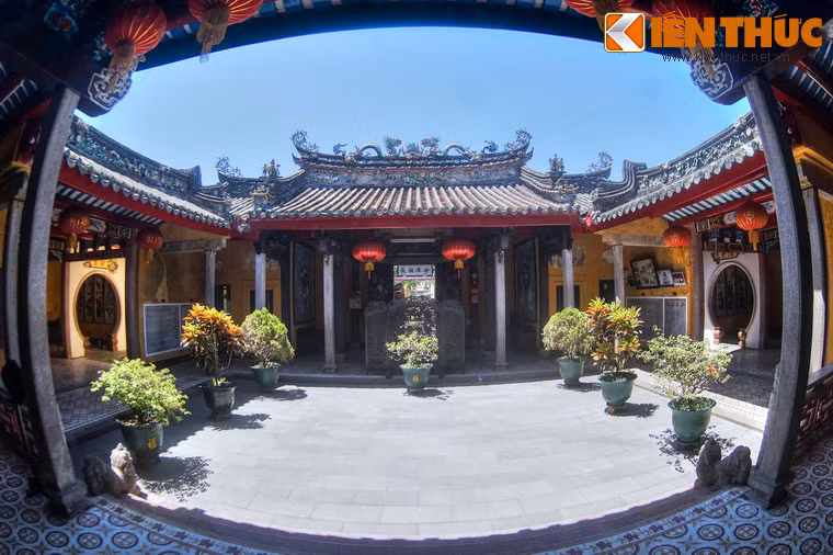 Giữa tiền điện và chính điện khoảng sân trời thoáng đãng.