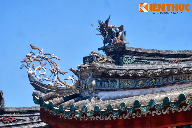 Bờ nóc, bờ hồi được tạo dáng cong vuốt, mềm mại với kết cấu đa tầng, giữa các tầng được đắp nổi nhiều hình hoa điểu, nhân vật...