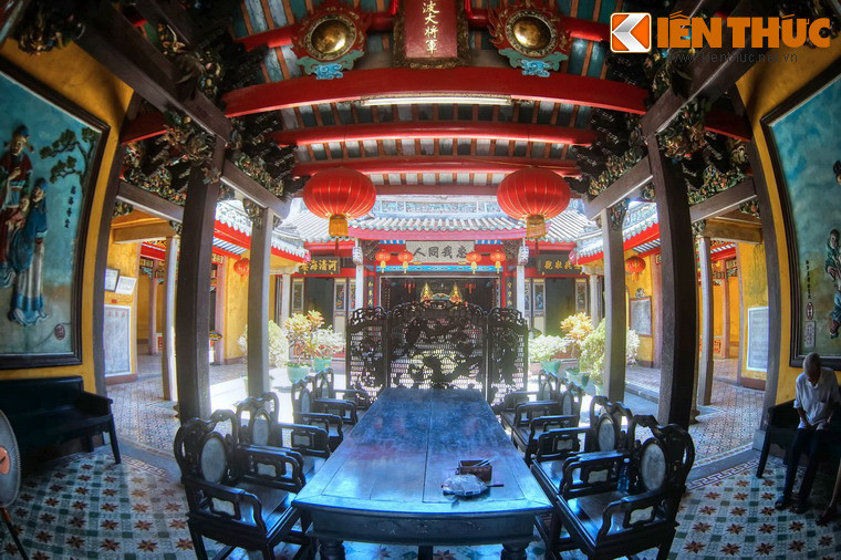 Nhà tiền điện được xây dựng theo kiểu chồng rường, phần thân các vì kèo chạm trổ hết sức tinh vi.