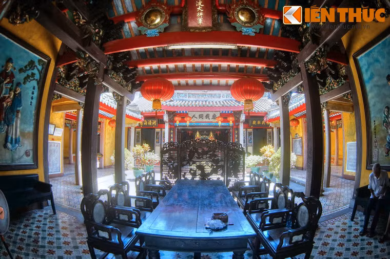 Nhà tiền điện được xây dựng theo kiểu chồng rường, phần thân các vì kèo chạm trổ hết sức tinh vi.