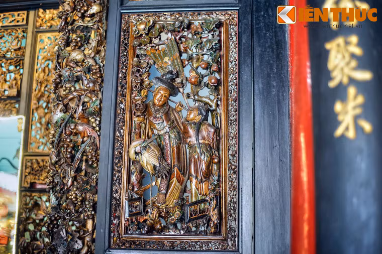 Các kết cấu gỗ được tạo tác tinh xảo với các đồ án mang đậm nét văn hóa Trung Hoa.