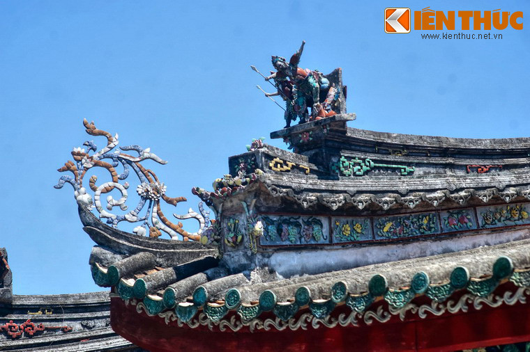 Bờ nóc, bờ hồi được tạo dáng cong vuốt, mềm mại với kết cấu đa tầng, giữa các tầng được đắp nổi nhiều hình hoa điểu, nhân vật...