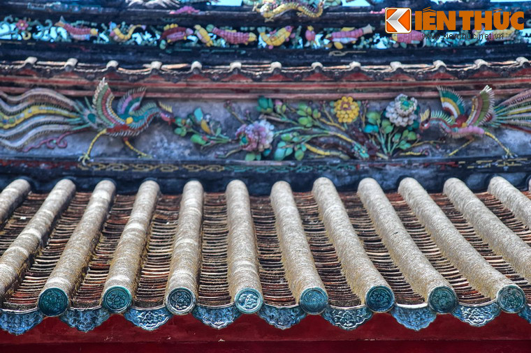 Mái nhà lợp ngói ống.