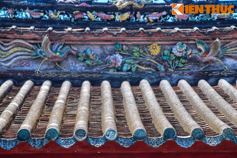 Mái nhà lợp ngói ống.