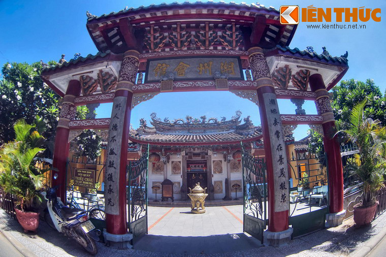 Nằm ở số 157 đường Nguyễn Duy Hiệu, TP Hội An, hội quán Triều Châu thường được gọi với cái tên dân dã là "Chùa Ông Bổn". Đây là một trong những công trình kiến trúc nghệ thuật tiêu biểu mà du khách không nên bỏ qua khi ghé thăm phố cổ Hội An.