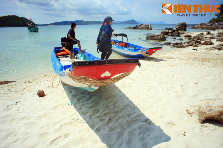 Trước tình huống “ngàn cân treo sợi tóc”, một viên cai đội đã nhảy xuống biển gỡ neo cho thuyền rời bến. Nguyễn Ánh thoát nạn nhưng viên cai đội thì bị biển nhấn chìm.