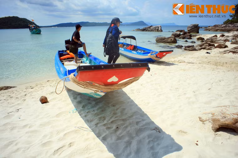 Trước tình huống “ngàn cân treo sợi tóc”, một viên cai đội đã nhảy xuống biển gỡ neo cho thuyền rời bến. Nguyễn Ánh thoát nạn nhưng viên cai đội thì bị biển nhấn chìm.