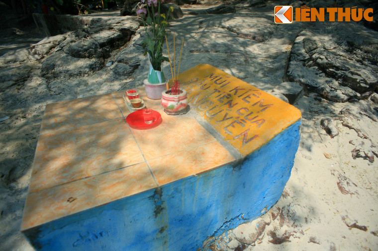 Dấu tích vết đâm nằm ở đầu giếng ngày nay đã được xây bệ gạch để ghi nhớ.