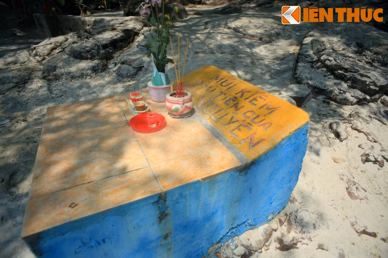 Dấu tích vết đâm nằm ở đầu giếng ngày nay đã được xây bệ gạch để ghi nhớ.