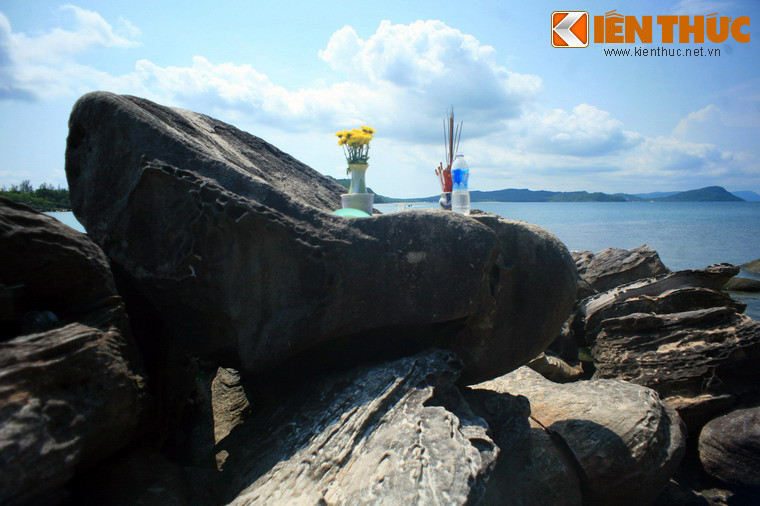 Cách đó không xa là một phiến đá hình dáng giống cái ngai, được coi là ngai vàng của vua.