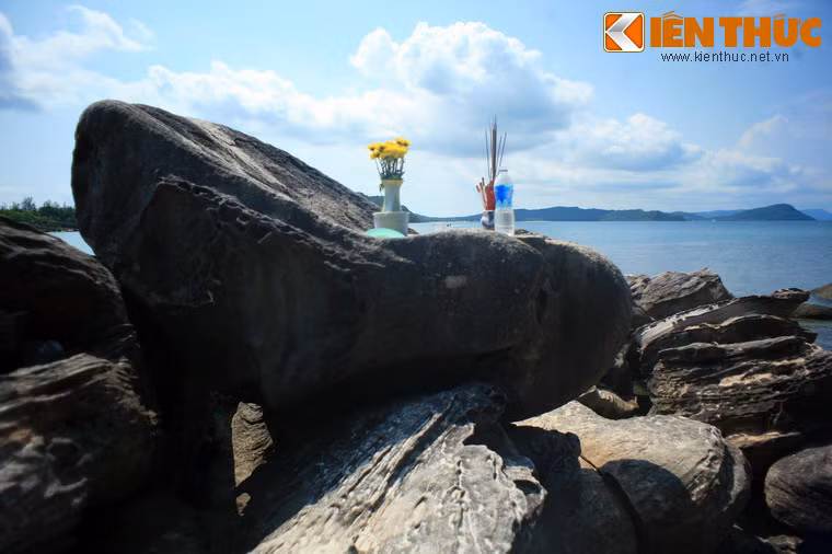 Cách đó không xa là một phiến đá hình dáng giống cái ngai, được coi là ngai vàng của vua.