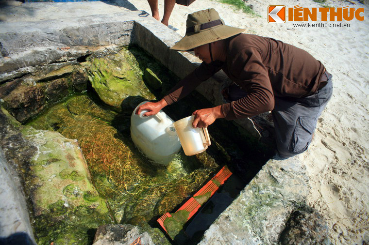 Từ bao đời nay, Giếng Tiên đã trở thành nguồn cung cấp nước ngọt quan trọng cho người đi biển ở địa phương. Dù thường xuyên bị sóng biển theo thủy triều tràn vào, nhưng nguồn nước vẫn luôn trong lành và múc đi bao nhiêu cũng không cạn. Nhiều người còn tin rằng sử dụng nước Giếng Tiên rất có ích cho sức khỏe.