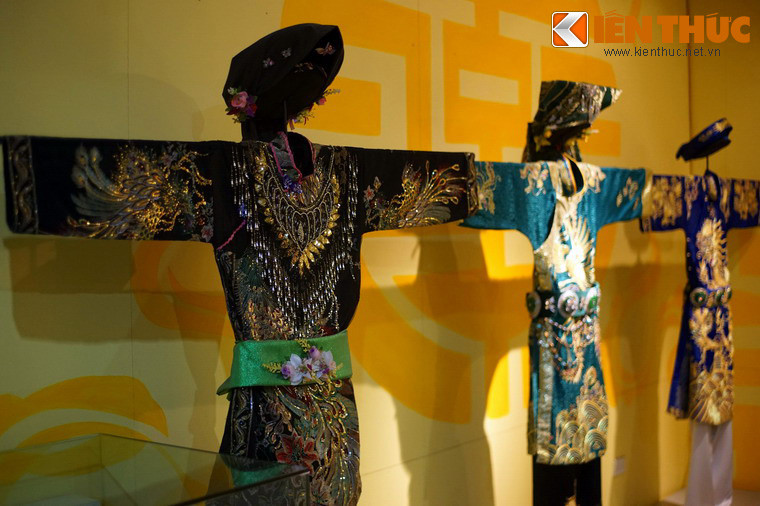 Trong nghi lễ hầu đồng, trang phục là dấu hiệu quan trọng để nhận biết các giá đồng ứng với từng vị Thánh. Một giá đồng có trang phục đẹp sẽ giúp người hầu đồng thêm thăng hoa, trình diễn đẹp hơn và khiến người tham dự thêm hưng phấn.