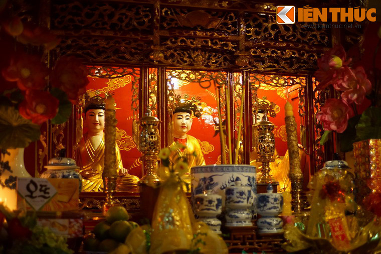 Trước mỗi buổi lễ, ban thờ được trang trí rất đẹp với nhiều mâm lễ, đồ lễ và hoa. Trong 3 bức tượng trên ban thờ, bức bên trái là tượng Mẫu Đệ Nhị (Mẫu Thượng Ngàn), bức giữa là tượng Mẫu Đệ Nhất (Mẫu Thiên), bức bên phải là tượng Mẫu Đệ Tam (Mẫu Thoải).