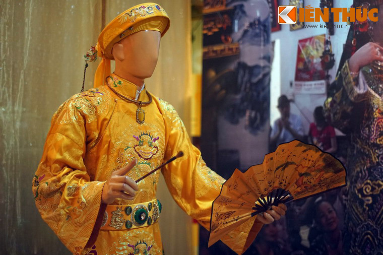 Ông Hoàng Mười sắc phục màu vàng tượng trưng cho Địa Phủ. Tương truyền, Ngài là vị tướng thời Lê có nhiều công trạng, văn võ song toàn được dân tôn là Thánh. Mọi người thường cầu xin Ngài ban cho trí tuệ, công danh. ngài thường xuất hiện ở các giá hầu đồng với dung mạo khôi ngô, tuấn kiệt.